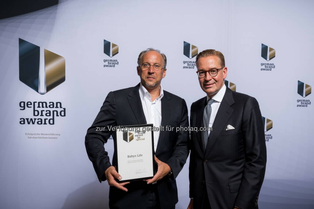 Marc Wallendorf (Inventor), Andrej Kupetz (HauptGF des Rat für Formgebung und des German Design Council) : Babys Life Deutschland GmbH gewinnt German Brand Award 2016 für den Babys Life Schwangerschaftsdrink® : Fotocredit: Babys Life Deutschland GmbH/Lutz Sternstein, Daniel Banner, © Aussendung (06.07.2016) 