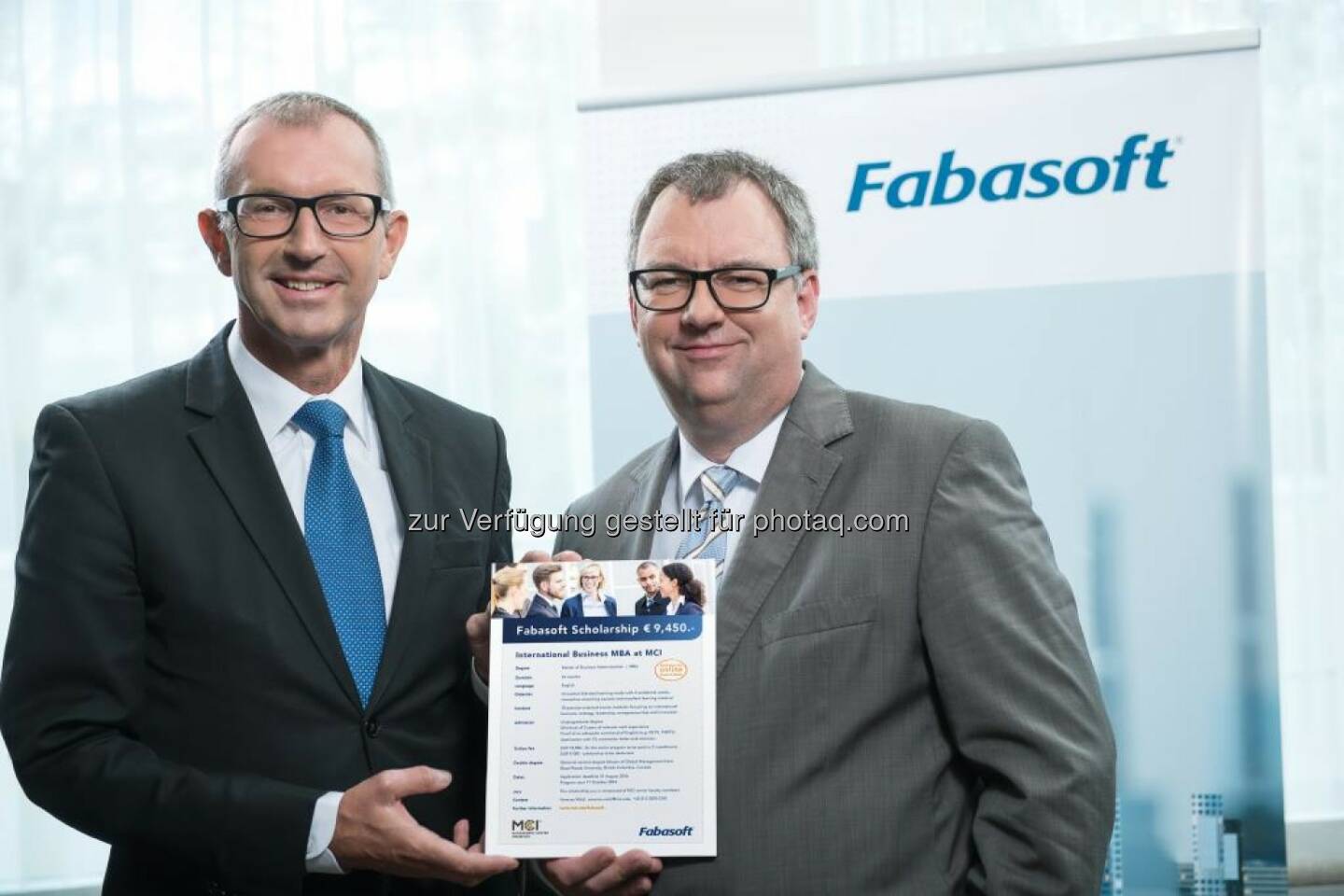 Andreas Altmann (MCI Rektor), Helmut Fallmann ( Fabasoft-Vorstandsmitglied) : Fabasoft vergibt hochdotiertes Stipendium für ein internationales MBA-Studium am Management Center Innsbruck : Fotocredit: Fabasoft