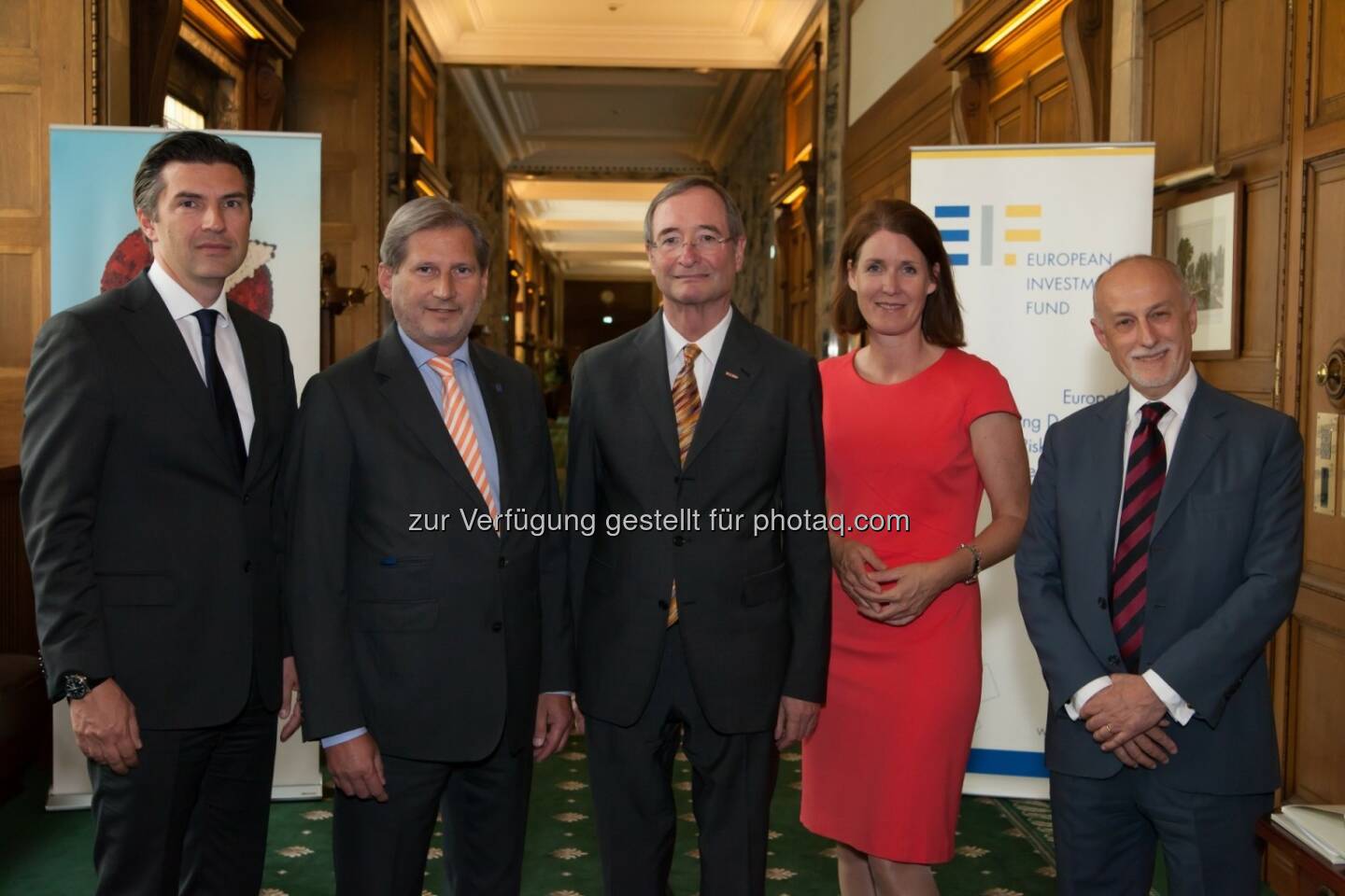 Robert Zadrazil ( CEO der UniCredit Bank Austria), Johannes Hahn (EU Kommissar für europäische Nachbarschaftspolitik und Erweiterungsverhandlungen), Christoph Leitl (Präsident der Wirtschaftskammer Österreich), Henrietta Egerth (GF der Österreichischen Forschungsförderungsgesellschaft FFG), Pier Luigi Gilibert (CEO des Europäischen Investitionsfonds) : Investitionsoffensive für Europa: EIF und Bank Austria unterzeichnen ersten EFSI Deal mit 200 Millionen Euro für österreichische KMU : Fotocredit: UniCredit Bank Austria