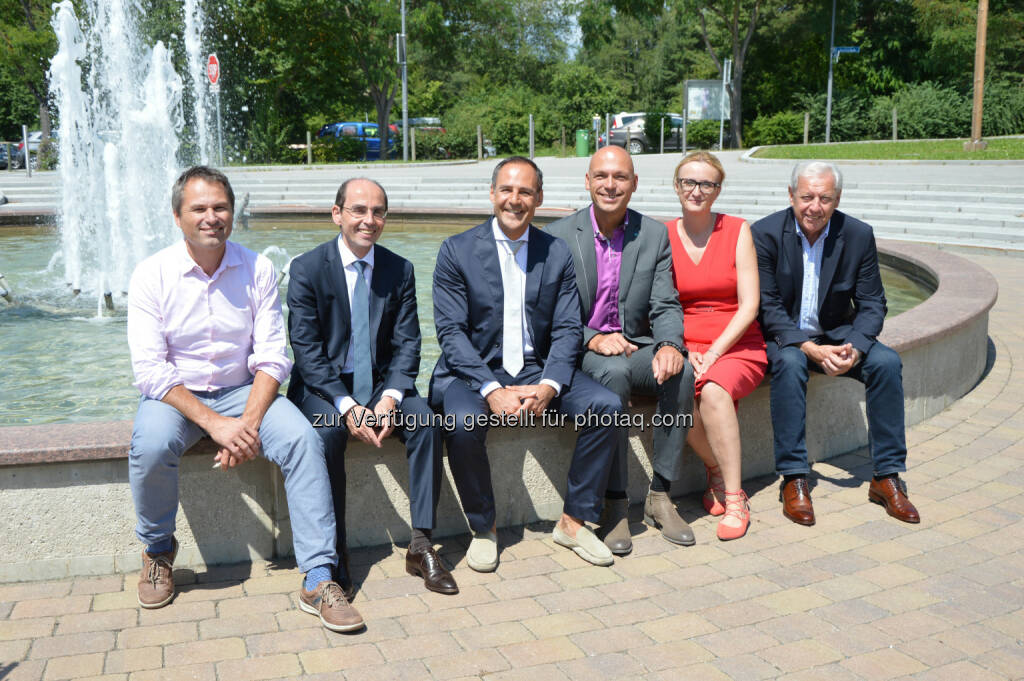 Hannes Wagner (Beirat Thermen KG), Klaus Rabel (GF Finanzierungs KG Therme Loipersdorf), Rupert Simoner (CEO Vienna House), Wolfgang Wieser (GF Therme Loipersdorf), Johanna Weichselbaumer (GF Kdag Data – Vienna House Loipersdorf), Johann Urschler (Bgm., Beiratsvorsitzender Thermen KGs) : Das „Vienna House Loipersdorf“ (ehemals „Hotel Loipersdorf Spa & Conference“) kommt per 01.08.2016 in die „Loipersdorf Familie“ : Fotocredit: Therme Loipersdorf, © Aussendung (08.07.2016) 