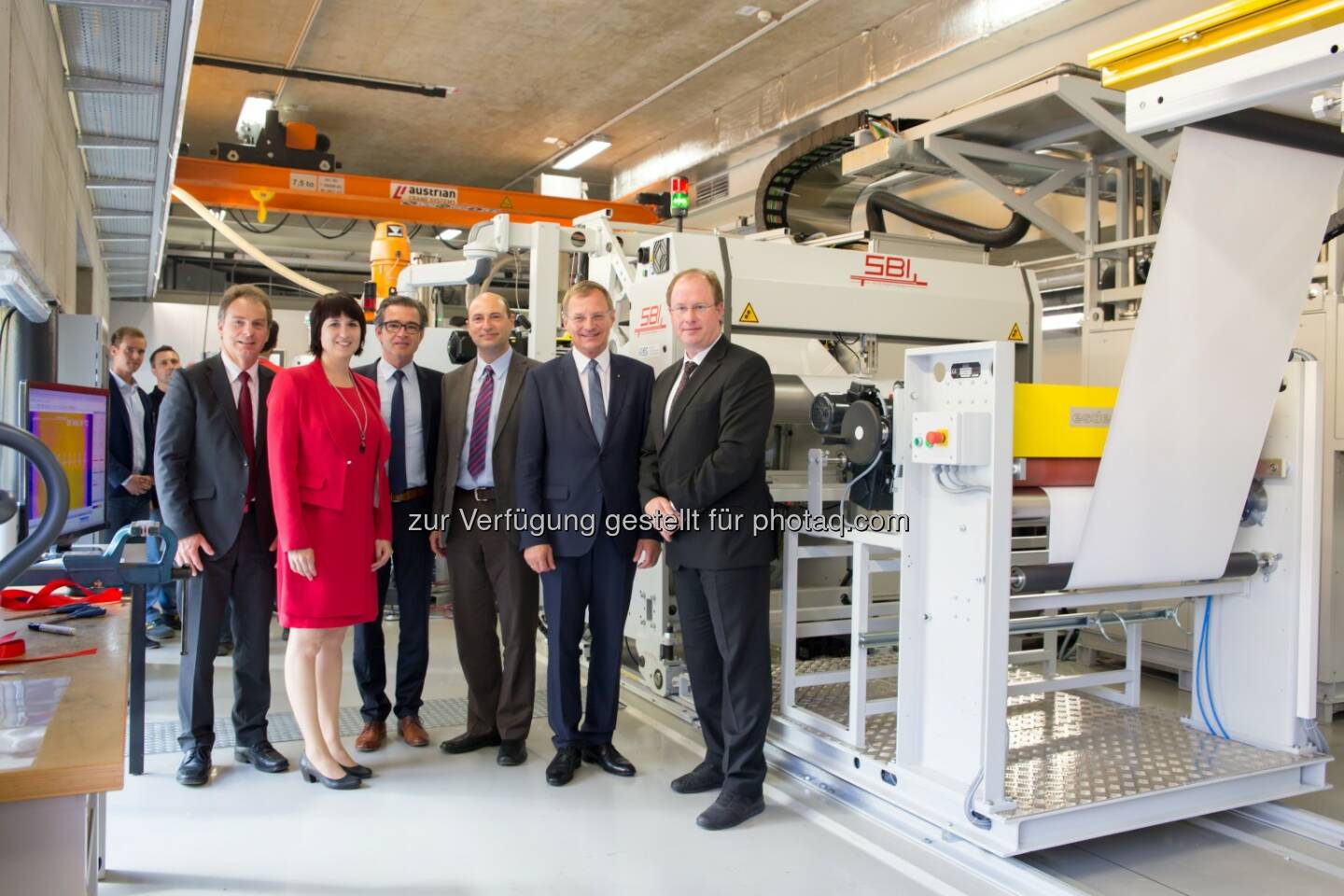 Karl Stöger (SML), Bettina Schrenk und Franz Reitbauer (Greiner Packaging), Alexander Egyed (JKU Vizerektor für Forschung), Thomas Stelzer (LH-Stv.), Jürgen Miethlinger (JKU Institut für Polymer Extrusion and Compounding) : Weltweit einzigartige Coextrusionsanlage an JKU in Betrieb genommen : Fotocredit: JKU/Florian Atzmüller