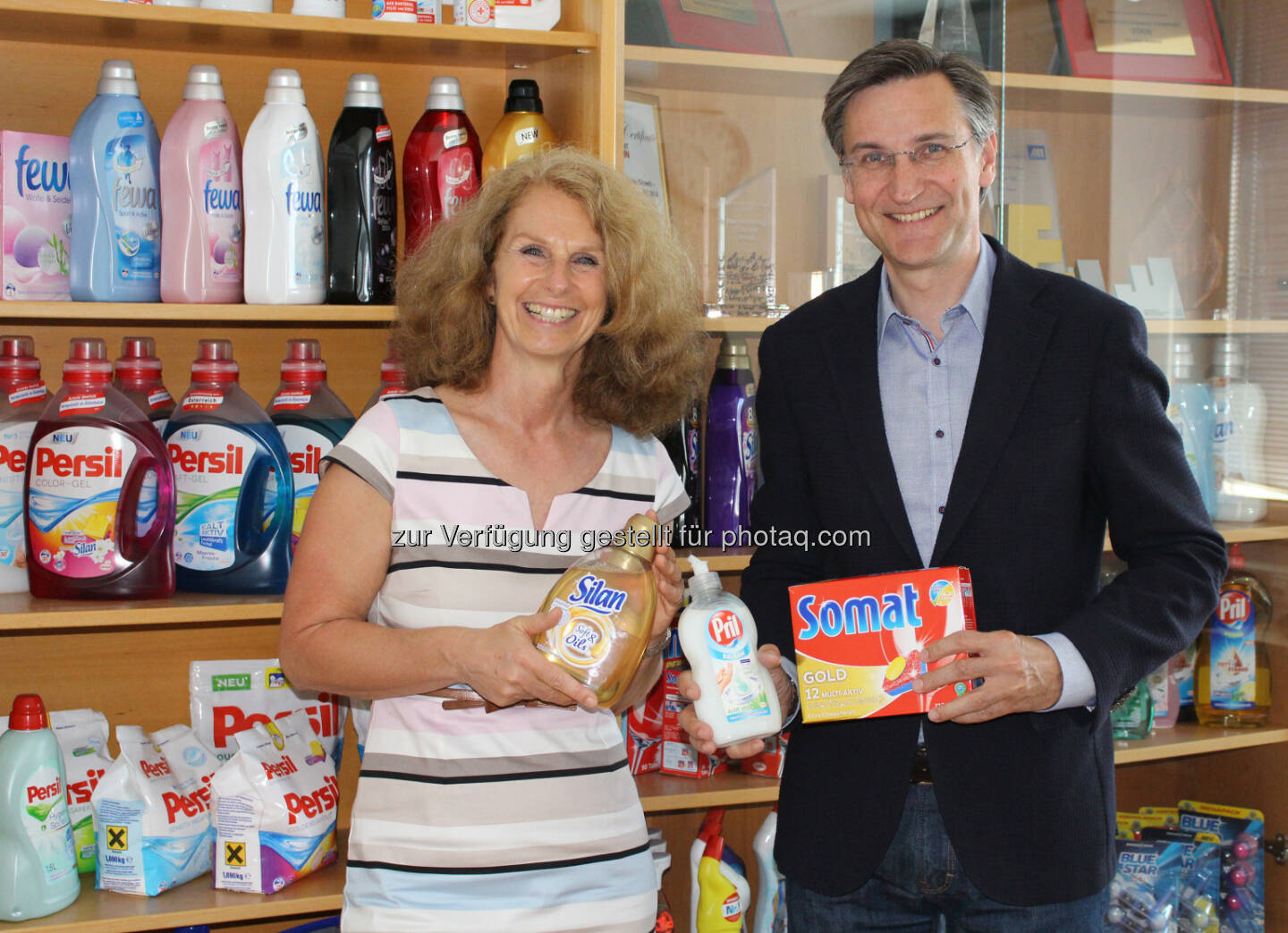 Irene Hahnenkamp (Geschäftsführerin Auftakt), Georg Grassl (General Manager Laundry & Home Care Österreich bei Henkel CEE) : Nachbarschaftshilfe seit 2010 : Henkel unterstützt Auftakt : Fotocredit: Henkel