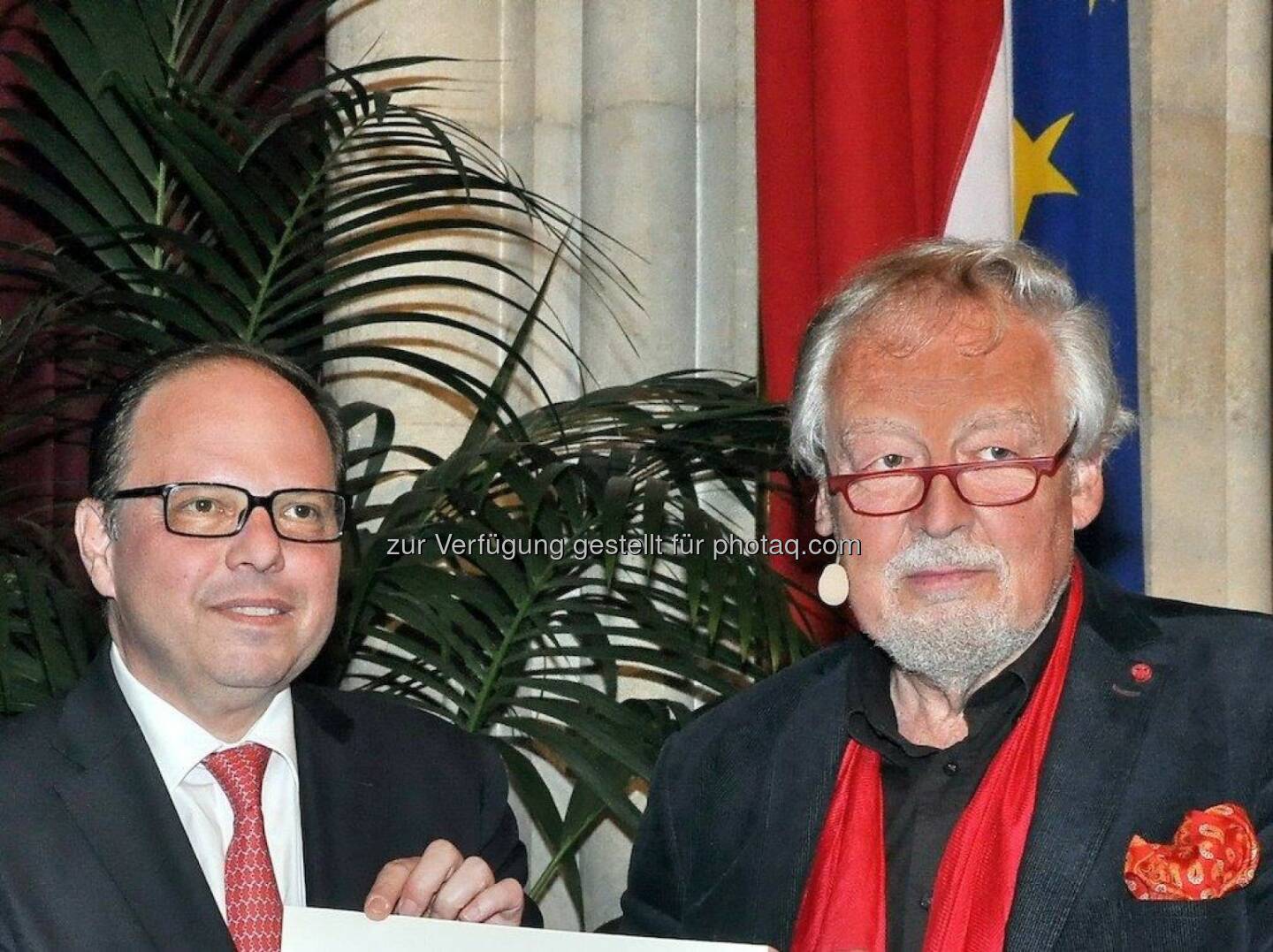 Thomas Szekeres (Ärztekammerpräsident), Hubert Christian Ehalt (Wissenschaftsreferent der Stadt Wien in der Geschäftsgruppe Kultur) : Großes Ehrenzeichen der Wiener Ärztekammer an Christian Ehalt für ausgezeichnete Arbeit zur Förderung der medizinischen Wissenschaft : Fotocredit: Stadt Wien/Rudi Handl