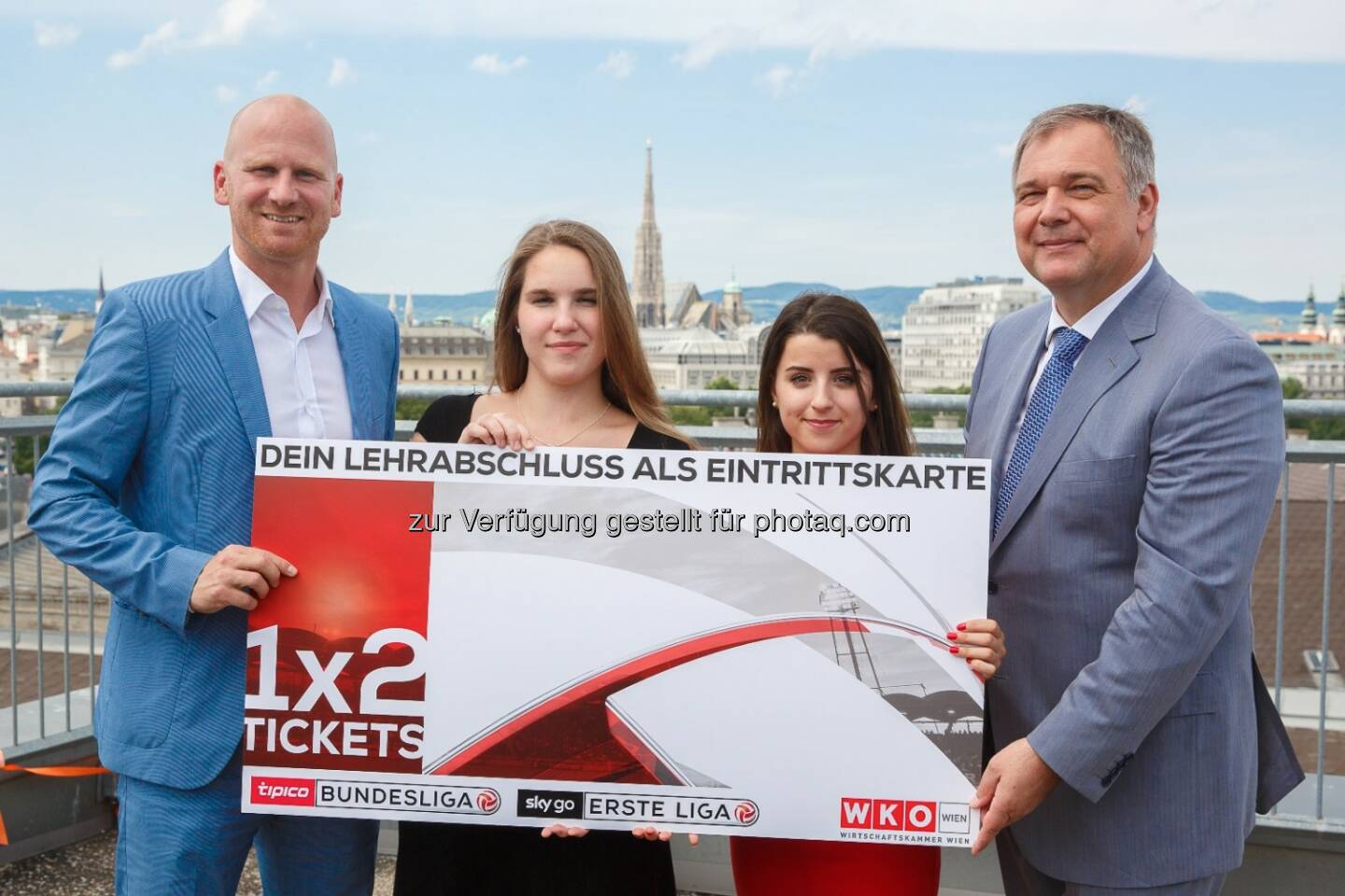 Christian Ebenbauer (Bundesliga-Vorstand), Michelle Klvana und Selenay Ilkdogan (Absolventinnen Bankkauffrau), Walter Ruck (WK Wien Präsident) : Kooperation Wirtschaftskammer und Bundesliga – Matchkarten für erfolgreiche Lehrabschlussprüfung : Fotocredit: Wirtschaftskammer Wien/Wieser