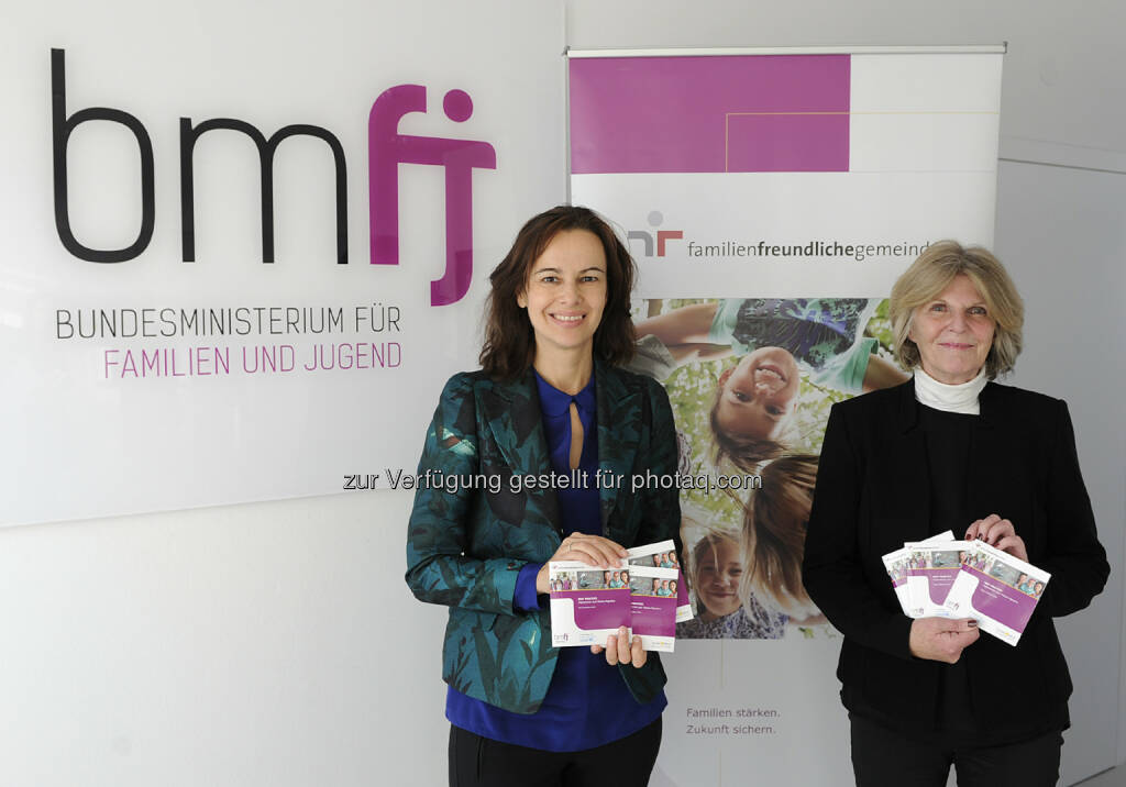 Sophie Karmasin (Familienministerin), Gudrun Berger (Vorsitzende Unicef Österreich) : Einhundert österreichische Gemeinden im Unicef Zusatzzertifikat „Kinderfreundliche Gemeinde“ : Fotocredit: bmfj/Aigner, © Aussender (11.07.2016) 