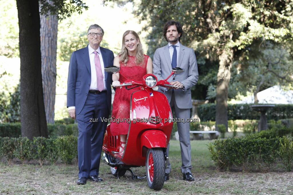 Bill Gates (Bill & Melinda Gates Stiftung), Deborah Dugan (CEO (RED) auf der neuen (RED)-Vespa 946), Michele Colaninno (Piaggio Group) : Neue (RED)-Vespa 946 unterstützt Hilfsorganisation im Kampf gegen Aids : Piaggio ist Partner von (RED) : Fotocredit: © Piaggio, © Aussender (12.07.2016) 