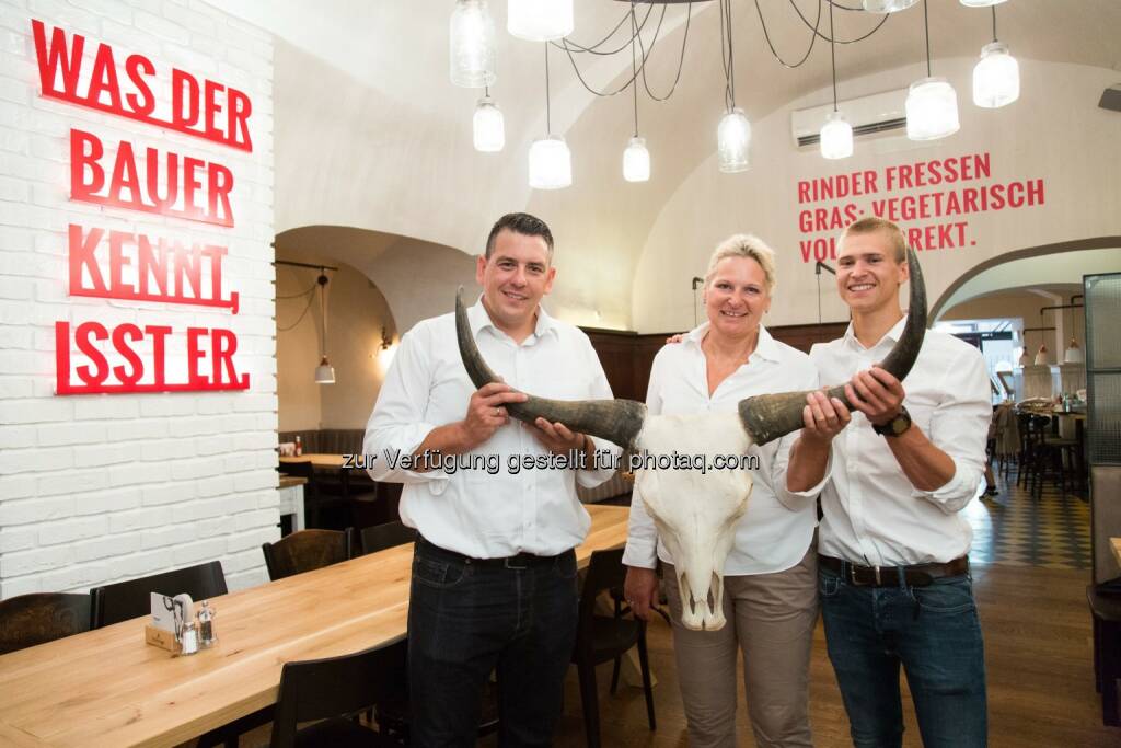 Robert Huth und Gabriele Huth (beide Eigentümer Huth Gastronomie GmbH), Jakob Schmölzer (Familienmitglied und Trainee)  :  Eröffnung Burger-Restaurant „Rinderwahn“ : Fotocredit: Huth Gastronomie GmbH/APA-Fotoservice/Rastegar, © Aussender (12.07.2016) 