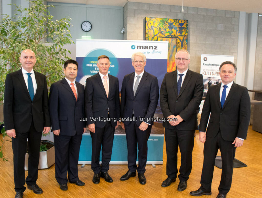 Martin Hipp (CFO), Guoxing Yang (Member of Supervisory Board), Heiko Aurenz (Chairman of Supervisory Board), Dieter Manz (CEO), Michael Powalla (Member of Supervisory Board), Martin Drasch (COO) : Manz AG: Representative of anchor shareholder Shanghai Electric appointed to the Supervisory Board : Fotocredit: Manz AG, © Aussender (12.07.2016) 