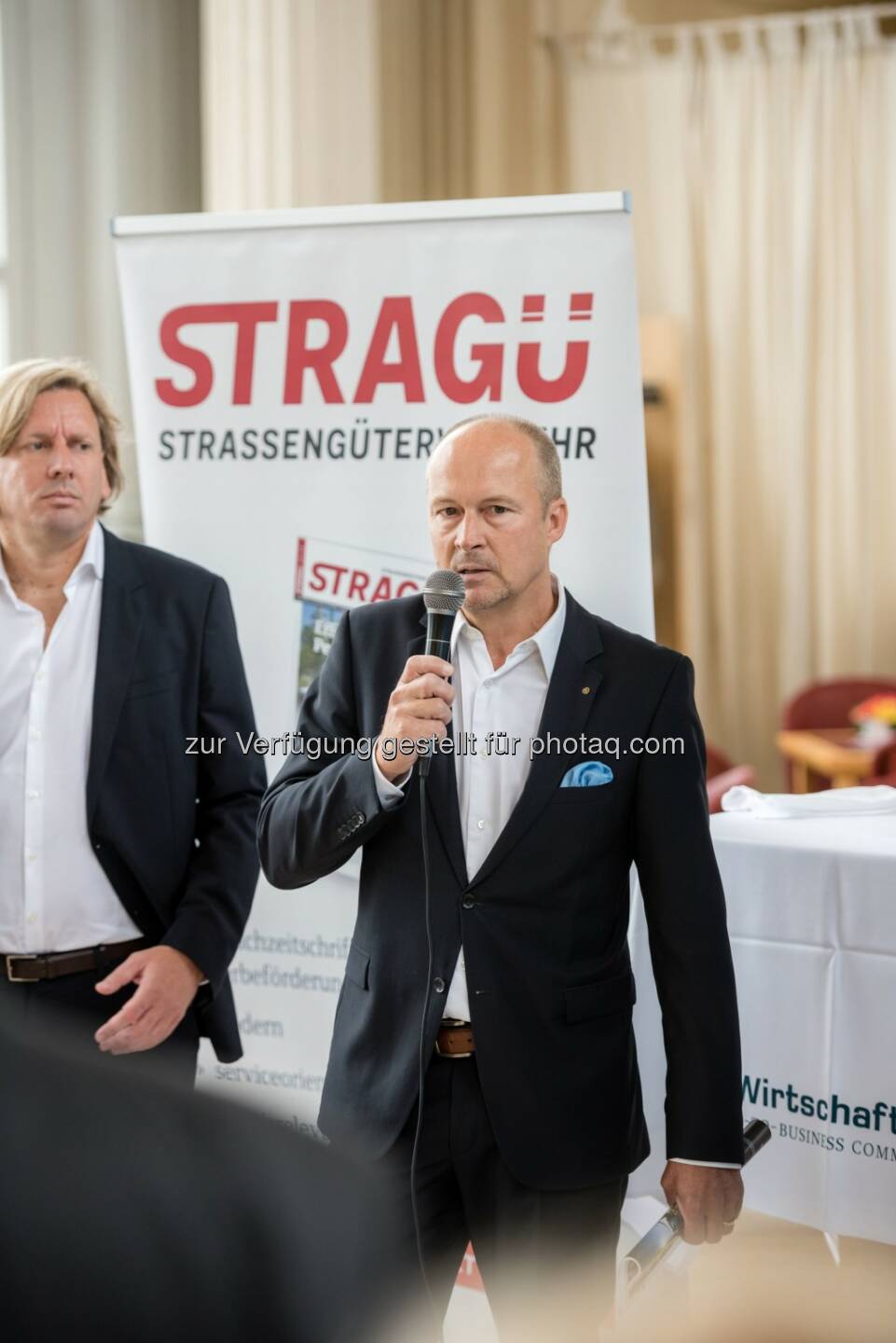 Marco Dittrich (Chefredakteur Straßengüterverkehr Stragü), Thomas Zembacher (GF Österreichischer Wirtschaftsverlag) : Straßengüterverkehr Stragü - Das führende Fachmedium der LKW- und Transportbranche wird 70 : Fotocredit: Klaus Ranger