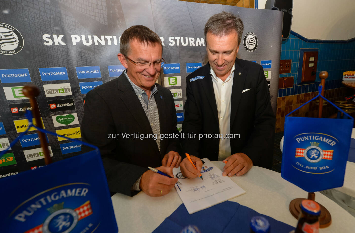 Andreas Stieber (Brau Union Österreich), Christian Jauk (SK Puntigamer Sturm Graz Präsident) : Puntigamer und der SK Sturm Graz verlängern Partnerschaft um weitere drei Jahre : Fotocredit: GEPA Pictures/Guenter Floeck