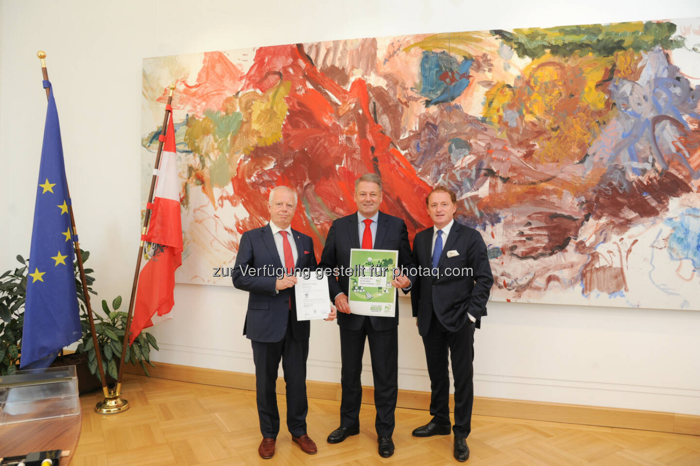 Ernst Brunbauer (Geschäftsführender Gesellschafter Lenzing Papier GmbH), Andrä Rupprechter (Landwirtschaftsminister), Hans Grieshofer (Obmann PEFC Austria) : Auszeichnung für Lenzing Papier GmbH - PEFC-Zertifizierung : Fotocredit: bmlfuw/Fuchs