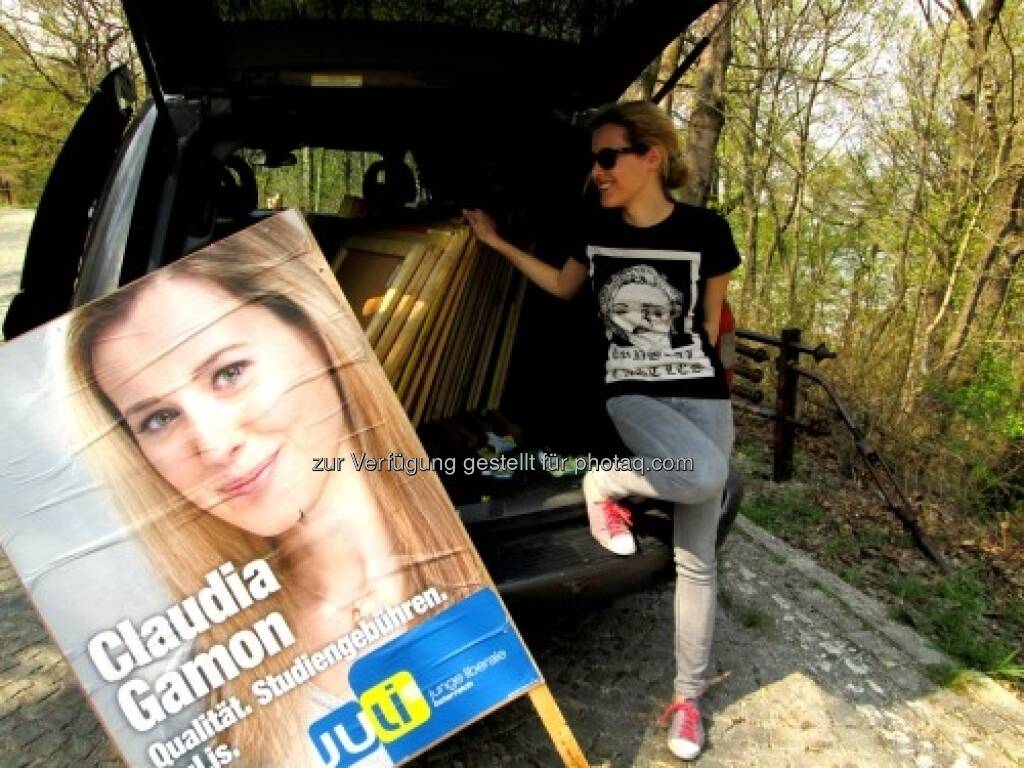 Auf der Suche nach Dreickecks-Plakatständern mit Claudia Gamon von den JuLis http://www.hippiecapitalist.at/?p=738, © Julis (22.04.2013) 