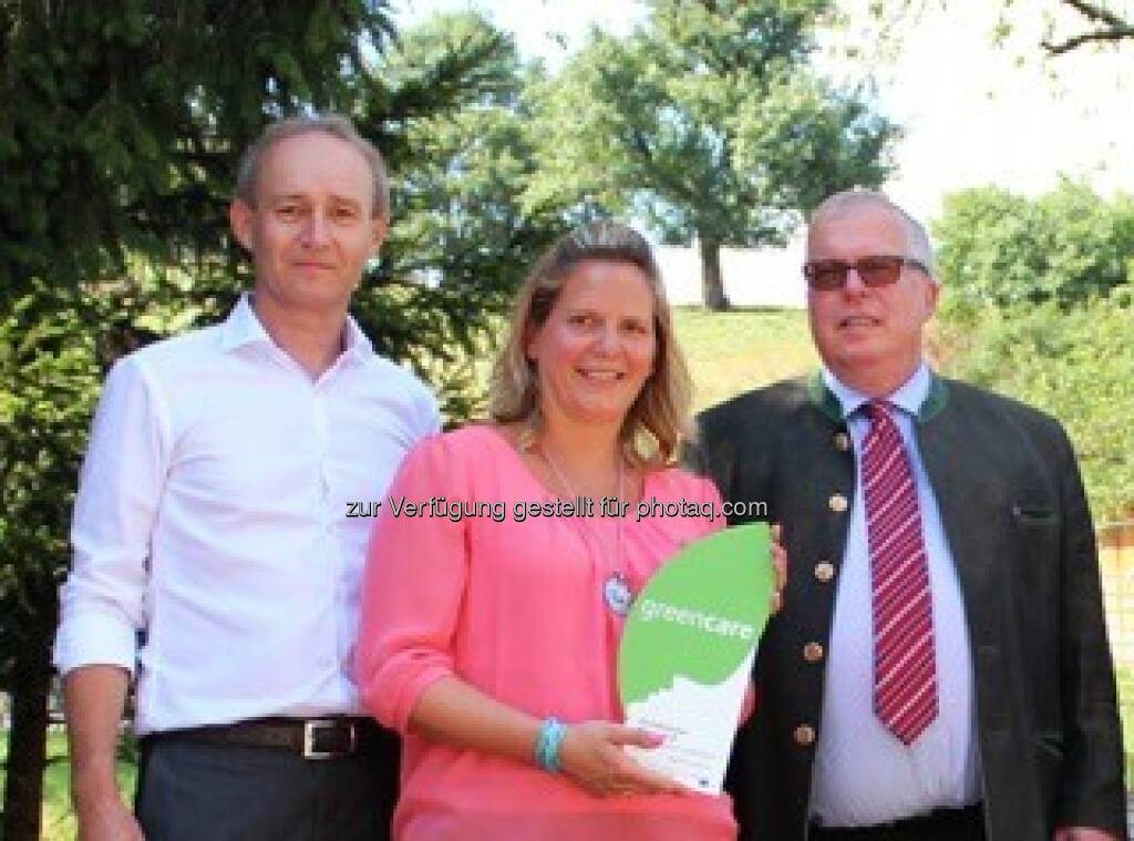 Robert Fitzthum (Obmann Green Care Österreich), Marianne Edelbacher (Hof Schwechatbach), Ludwig Köck (Bgm. Alland) : Der Hof Schwechatbach im Helenental steht im Zeichen der Gesundheit : Marianne Edelbachers Green Care-Angebote werden zertifiziert : Fotocredit: Edelbacher , © Aussender (25.07.2016) 