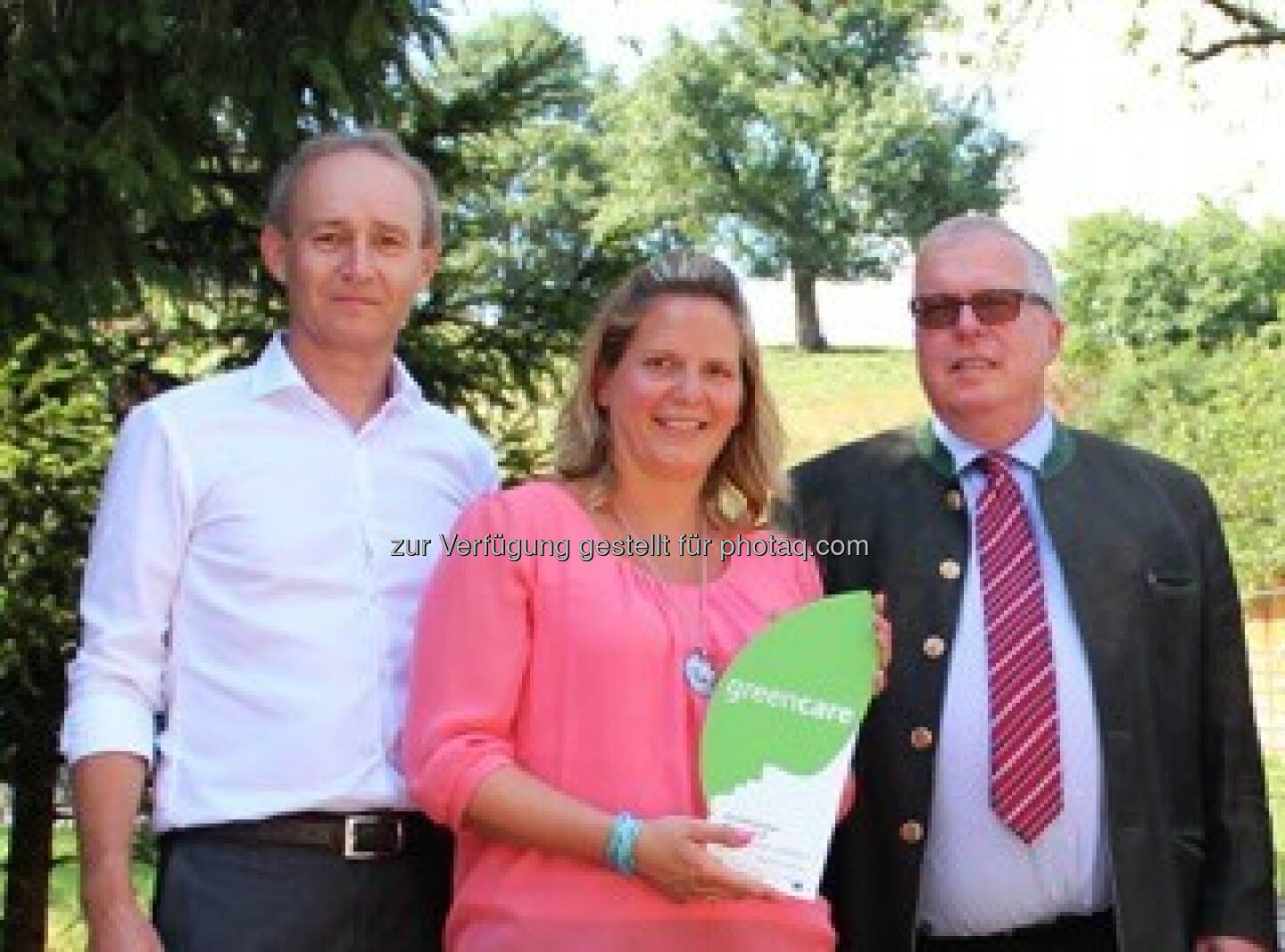 Robert Fitzthum (Obmann Green Care Österreich), Marianne Edelbacher (Hof Schwechatbach), Ludwig Köck (Bgm. Alland) : Der Hof Schwechatbach im Helenental steht im Zeichen der Gesundheit : Marianne Edelbachers Green Care-Angebote werden zertifiziert : Fotocredit: Edelbacher 