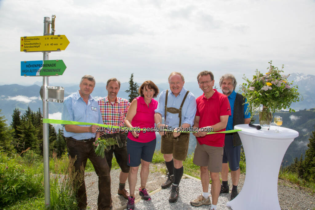 Stefan Putz (Schmitten Gastronomie-Leiter), Alfred Bürki (Sonnkogel Restaurant-Leiter und Mitinitiator des Kräuterwanderwegs), Barbara Haider (Kräuterexpertin), Erich Egger (Schmitten Vorstand), Andi Wimmreuter (Vize Bürgermeister Zell am See), Hans Haider (Kräuterexperte) : Eröffnung des Kräuterwanderweges „Kraut & Ruam“ : Fotocredit: Schmittenhöhebahn/Faistauer Photography, © Aussender (25.07.2016) 