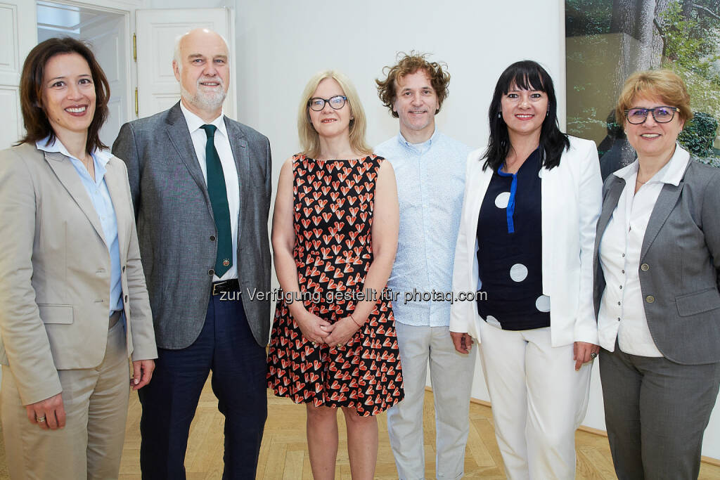 Mariella Schurz (Forschungsförderung B&C Privatstiftung), Heribert Pröbstl (Didaktiker, Lehrer AHS), Anna Steiger (Vizerektorin TU Wien), Josef Penninger (wissenschaftlicher Direktor IMBA Institut für Molekulare Biotechnologie, Wittgenstein-Preisträger), Brigitte Trebos (B&C), Doris Mayr (B&C) : Bildungspreis der B&C Privatstiftung : 113 Projektideen zu innovativer Forschungsvermittlung eingereicht : Fotocredit: B&C Privatstiftung/APA-Fotoservice/Preiss, © Aussendung (26.07.2016) 