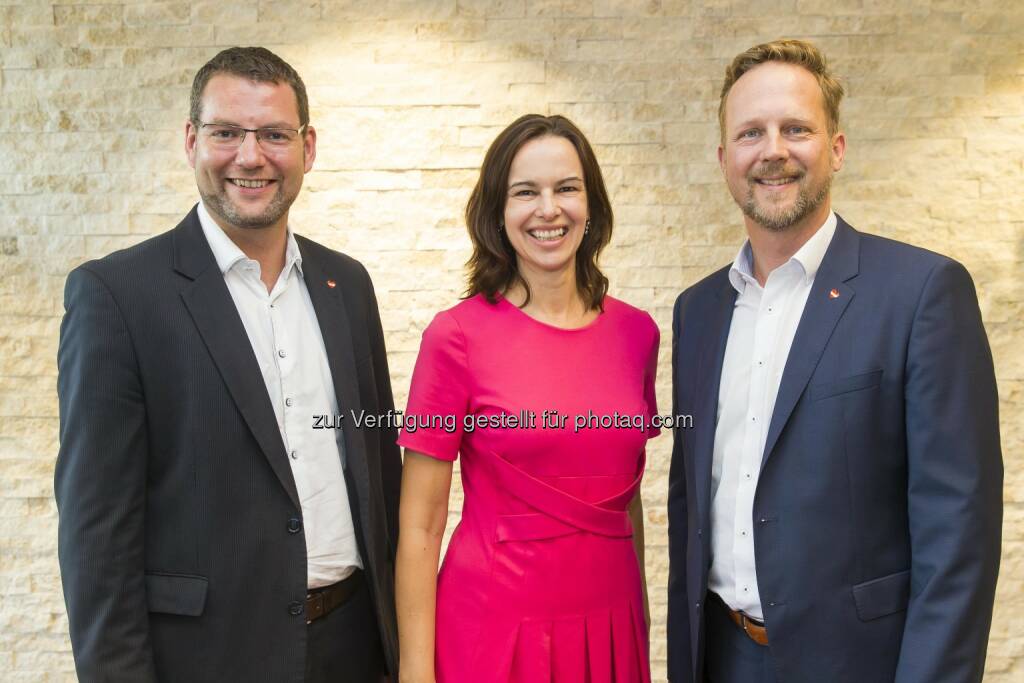 Christian Putz (Leiter Personal), Sophie Karmasin (Familienministerin), Christian Schug (Vorsitzender der Geschäftsleitung) : Lidl Österreich setzt auf die Vereinbarkeit von Beruf und Privatleben : Fotocredit: Lidl Österreich/Neumayr/Leo, © Aussender (29.07.2016)