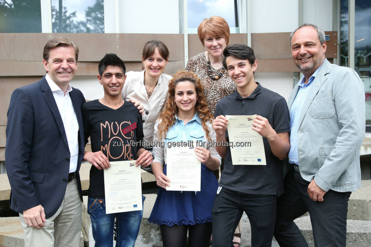 Christian Moser (GF SOS Kinderdorf Österreich), Martina Berthold (Landesrat), Waltraud Krassnig (Leiterin Minerva Bildungsprogramm), Wolfgang Arming (Leiter SOS Kinderdorf Standort Salzburg), Absolventen : Das SOS-Kinderdorf Bildungsprogramm „Minerva“ gibt seit 2008 jungen Migrantinnen und Migranten den Schlüssel für eine gelungene Integration an die Hand : Fotocredit: Neumayr/SB