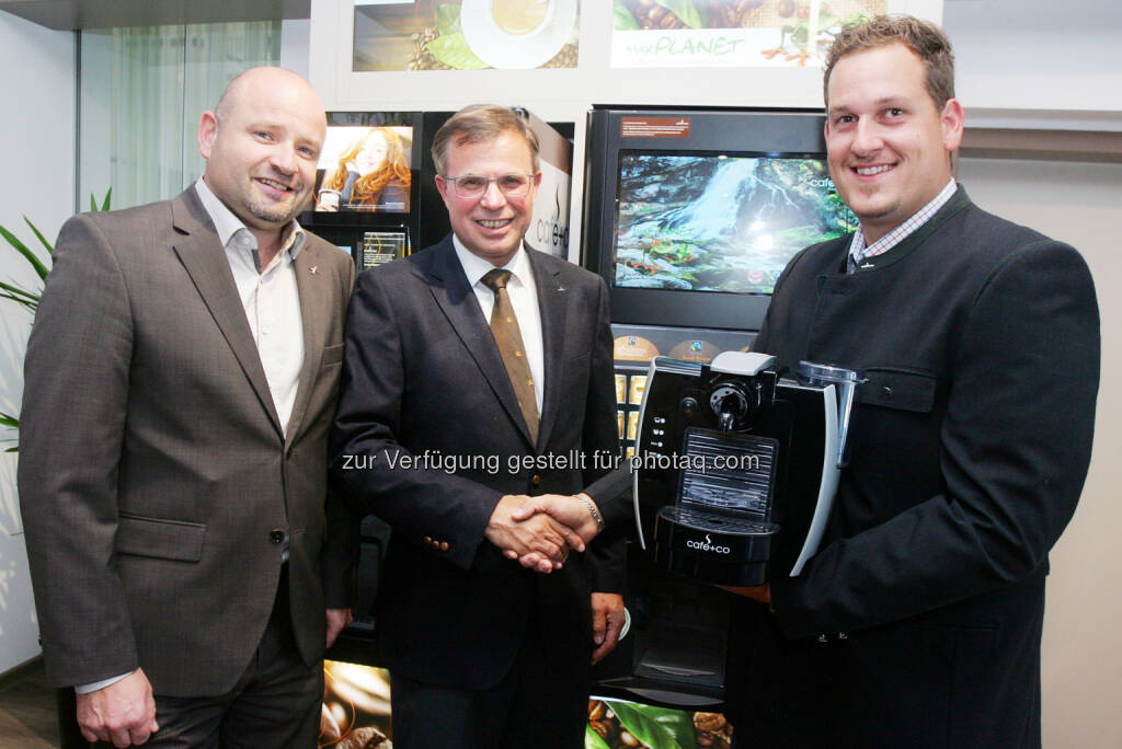 Robert Neumeister (café+co Niederlassungsleiter Steiermark und Kärnten), Gerald Steger (café+co CEO), Gerald Glanznig (Gebietsverkaufsleiter Oberkärnten) : Dank des starken Wachstums kann der führende Kaffeedienstleister in Zentral- und Osteuropa mehr neue Arbeitsplätze als geplant schaffen : Fotocredit: leisure communications/APA-Fotoservice/Hautzinger, © Aussender (04.08.2016)