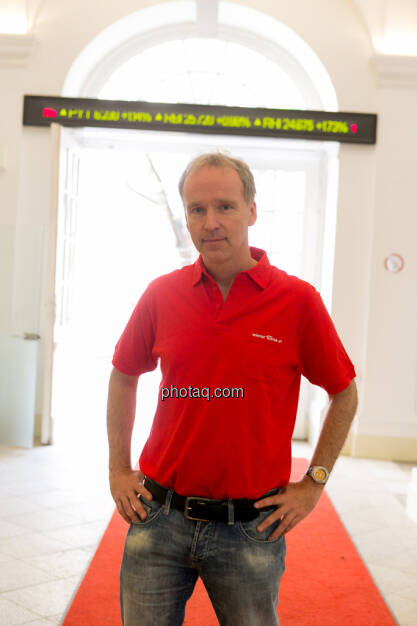 Christian Drastil vor dem Börse-Ticker, © finanzmarktfoto/Martina Draper (23.04.2013) 