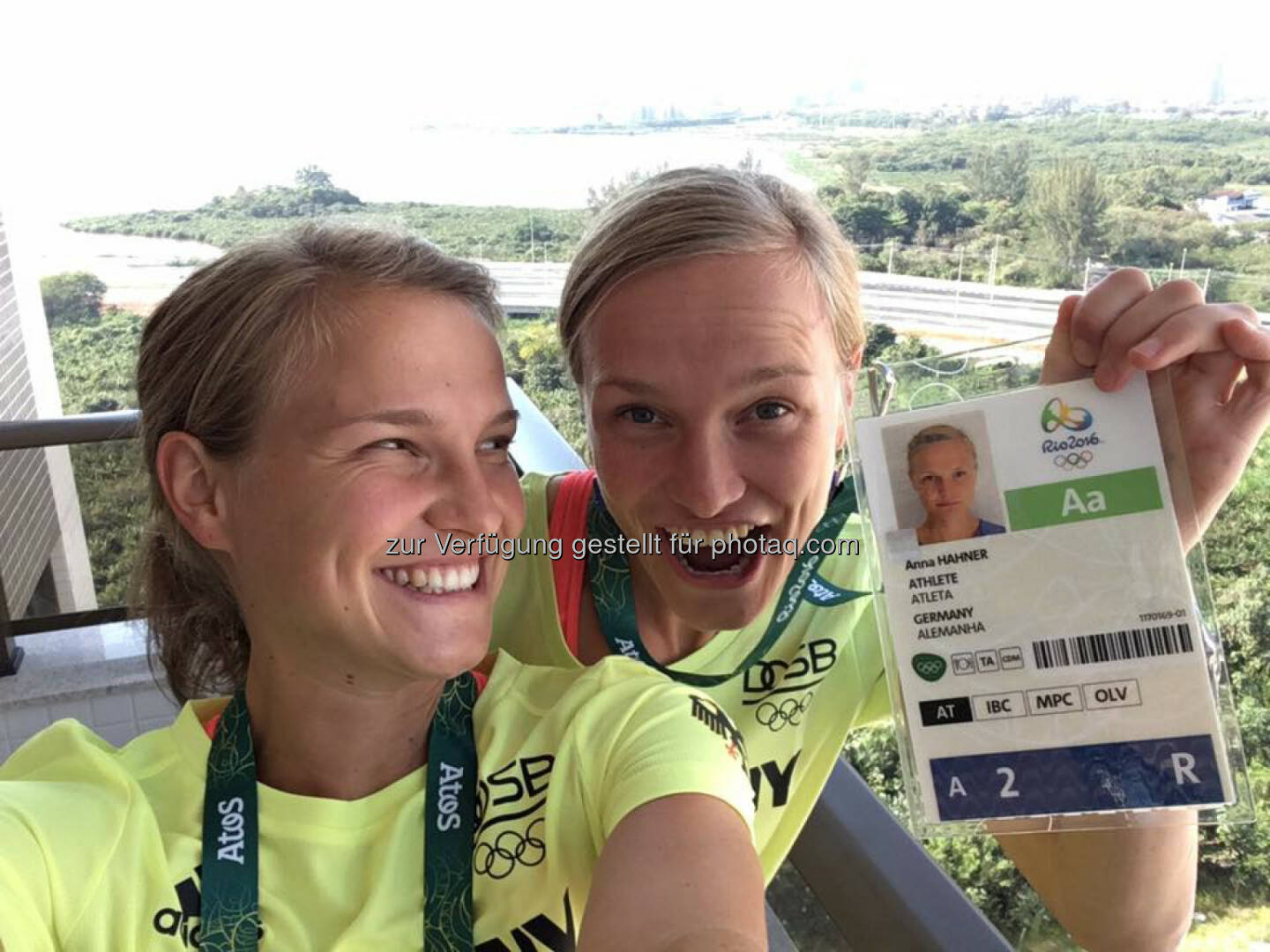 Hahnertwins: Hip hip hurra, wir sind im Olympischen Dorf angekommen. Jetzt geht's zum Mittagessen bzw. Frühstücken. Und dann erkunden wir das Dorf im Laufschritt.