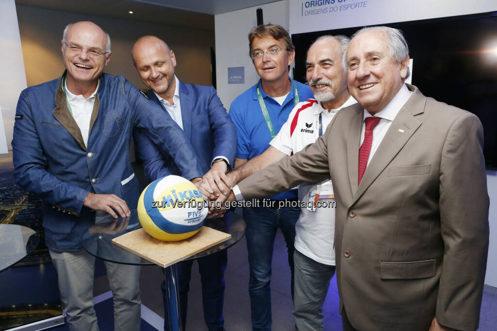 Karl Stoss (Präsident des Österreichischen Olympischen Komitees), Norbert Kettner (Tourismusdirektor), Hannes Jagerhofer (Veranstalter), Ary S. Graça (Präsident des Volleyball Weltverbands FIVB), Peter Kleinmann (Präsident des Österreichischen Volleyballverbandes) : FIVB Beach Volleyball Weltmeisterschaften 2017 in Wien : Fotocredit: FIVB/Mauro De Sanctis , © Aussendung (08.08.2016) 