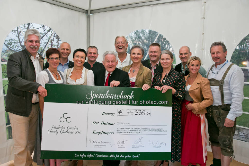 Hans Jörg-Schelling (Bundesminister für Finanzen), Anita Quehenberger, Markus Aigner (Raiffeisenbank Attersee-Süd eGen Private Banking Attersee), Christa Karigl-Ornezeder (Ornezeder & Partner Steuerberatung), Anton Quehenberger (Anton Quehenberger Dach & Wand Dachdecker- und Spenglereimeisterbetrieb), Josef Pühringer (Landeshauptmann OÖ), Robert Riedl (PERI Group), Uschi Schelling, Johann Zieher (Bgm. Pöndorf), Ulrike Mursch-Edlmayer (Apothekerkammer OÖ), Hanns Kratzer (PERI Consulting), Birgit Gebetsberger (Schriftführerin Verein Subvenire), Maximilian Neuhofer (Neuhofer Installationstechnik) : Pöndorfer Country Charity Challenge 2016: Wir helfen helfen : Gesamterlös von 74.338,04 Euro kommt vier gemeinnützigen Organisationen zugute : Fotocredit: Welldone/Klemm, © Aussender (08.08.2016) 