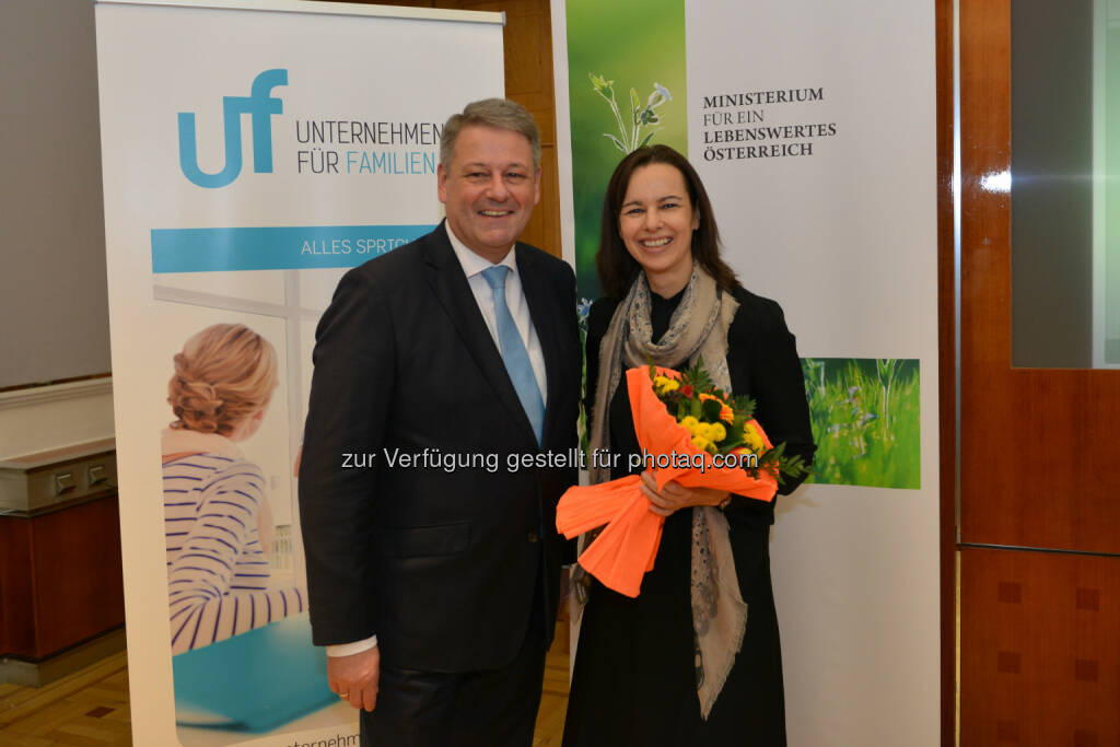 Andrä Rupprechter (Umweltminister), Sophie Karmasin (Jugendministerin) : „Jugendliche gestalten die Welt von morgen“ : Aufruf zur Nachhaltigkeit am Internationalen Tag der Jugend - Freitag, 12.Augst : Fotocredit: bmfj/Fux, © Aussender (11.08.2016) 