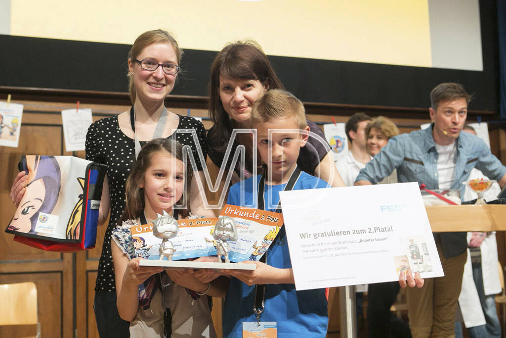 Katharina Sigl (Festo) mit den Zweitplatzierten aus der VS Herbststraße, © Martina Draper für Festo (23.04.2013) 