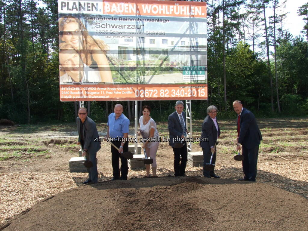 Horst Eisenmenger (GF Gewog Arthur Krupp), Karl Seidl (GGR), Susanna Barnert (Projektleiterin), Hermann Hauer (LAbg.), Friedrich Klocker (GF Gewog Arthur Krupp), Günter Wolf (Bgm. Schwarzau) : Gewog Arthur Krupp GesmbH : Spatenstich in Schwarzau am Steinfeld : Baubeginn für 12 geförderte Reihenhäuser in Schwarzau am Steinfeld : Fotocredit: Gewog Arthur Krupp/Schrenk, © Aussendung (25.08.2016) 