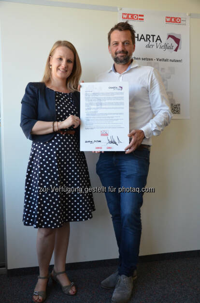 Melanie Wawra (Referatsleitung Diversity und Wirtschaftspolitik/WK), Norbert Marschallinger (Fressnapf GF) : Fressnapf unterzeichnete Charta der Vielfalt : Fotocredit: Fressnapf, © Aussender (25.08.2016) 