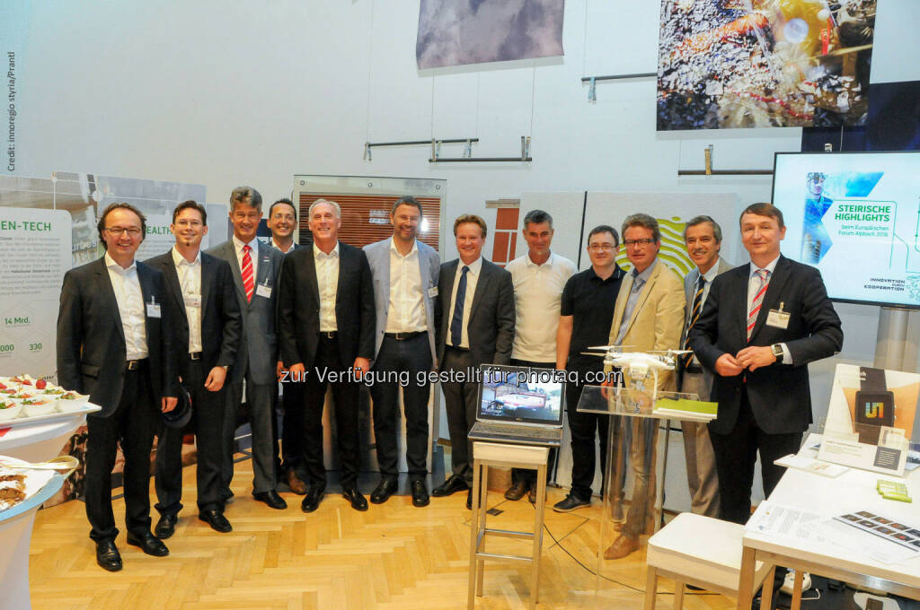 Mario J. Müller (SFL technologies GmbH), Peter Mohr (TU Graz), Harald Kainz (Rektor TU Graz), Bernhard Puttinger (GF Green Tech Cluster Styria GmbH), Johann Höllwart (SFL technologies GmbH), Gerd Holzschlag (SFG – Steirische Wirtschaftsförderung), Georg Knill (Präs. IV-Steiermark und stellv. Vors. innoregio styria), Wolfgang Winter (wInterface GmbH), Ingo Riemenschneider (wInterface GmbH), Christopher Drexler (LR Stmk.), Wolfgang Pribyl (Joanneum Research), Martin Schrems (ams AG) : Grüne Innovationen aus der Steiermark weisen den Weg in die Zukunft : Fotocredit: innoregio styria/©Markus Prantl, © Aussender (25.08.2016) 