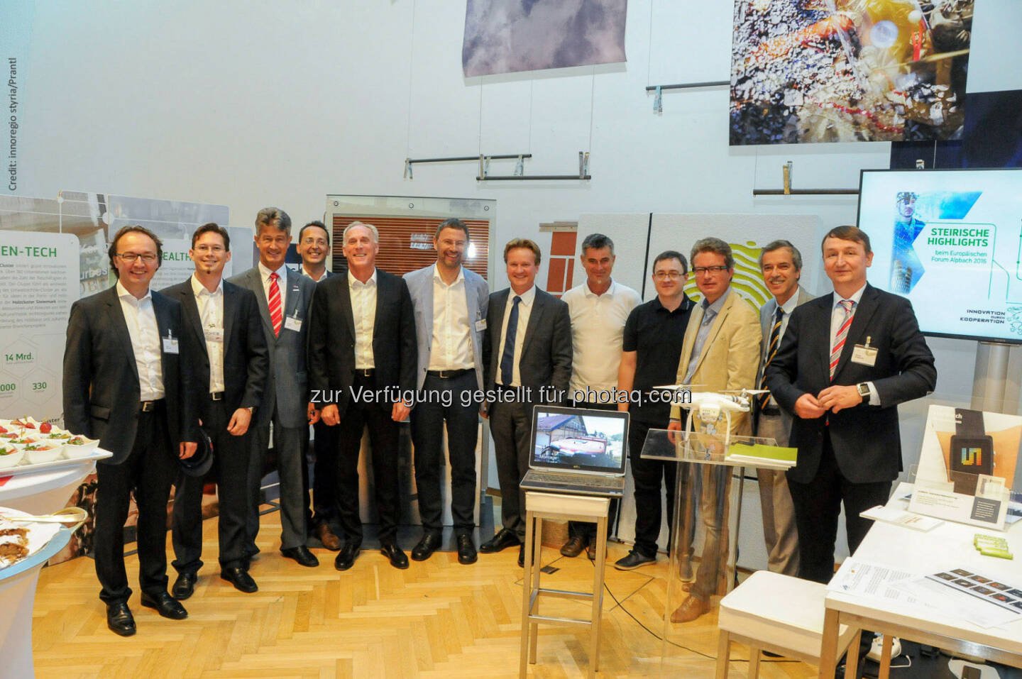 Mario J. Müller (SFL technologies GmbH), Peter Mohr (TU Graz), Harald Kainz (Rektor TU Graz), Bernhard Puttinger (GF Green Tech Cluster Styria GmbH), Johann Höllwart (SFL technologies GmbH), Gerd Holzschlag (SFG – Steirische Wirtschaftsförderung), Georg Knill (Präs. IV-Steiermark und stellv. Vors. innoregio styria), Wolfgang Winter (wInterface GmbH), Ingo Riemenschneider (wInterface GmbH), Christopher Drexler (LR Stmk.), Wolfgang Pribyl (Joanneum Research), Martin Schrems (ams AG) : Grüne Innovationen aus der Steiermark weisen den Weg in die Zukunft : Fotocredit: innoregio styria/©Markus Prantl