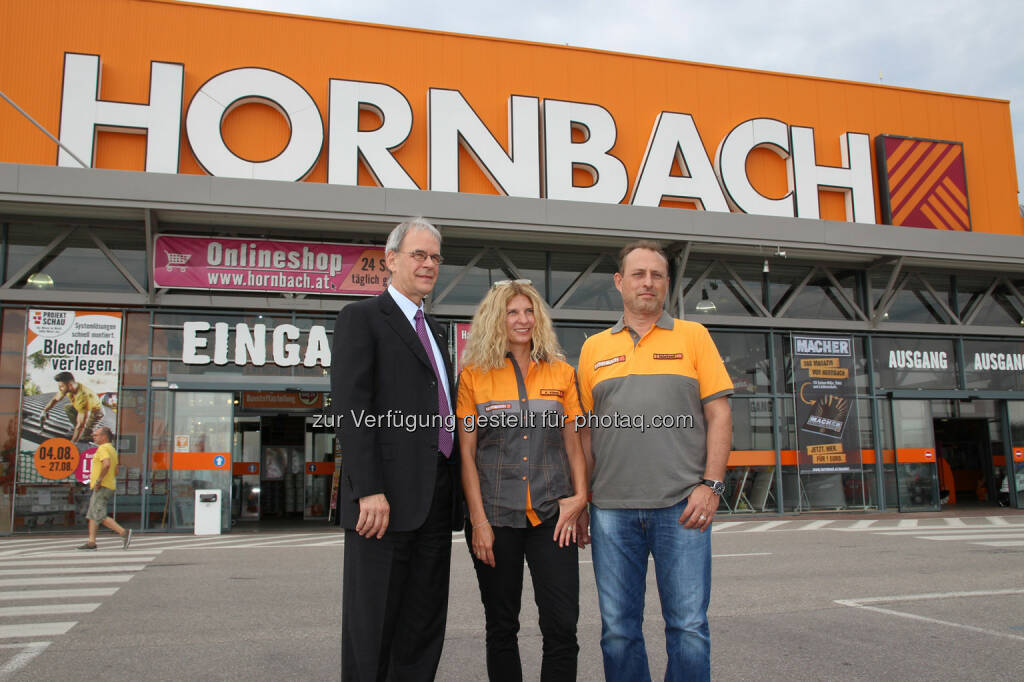 Albrecht Hornbach (Vorstandsvors. Hornbach Management AG), Alexandra Klima (GF und Einkaufsleitung Hornbach Österreich), Stefan Goldschwendt (Landesgeschäftsführer) : Hornbach-Jubiläum in Österreich : Seit 20 Jahren die Nr. 1 für Projekte : Fotocredit: Hornbach Baumarkt GmbH, © Aussendung (29.08.2016) 