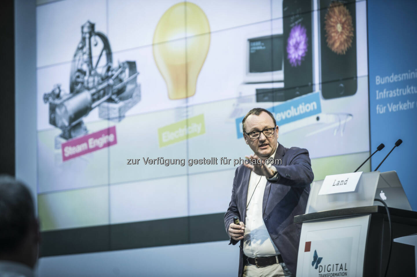Karl-Heinz Land (digitaler Vordenker und Co-Autor von „Digitaler Darwinismus – Der stille Angriff auf Ihr Geschäftsmodell“) : Keynote-Speaker beim sechsten Kongress der IG Lebenszyklus Bau November 2016 in Wien : Fotocredit: neuland