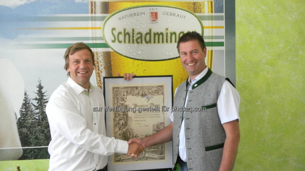 Stefan Knauss (Absolvent Braumeisterschule), Rudolf Schaflinger (Braumeister) : Brauerei Schladming : Mitarbeiter absolviert erfolgreich Braumeisterschule : Fotocredit: Brau Union Österreich, © Aussendung (01.09.2016) 