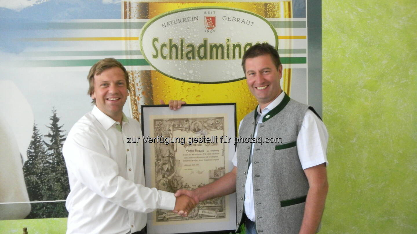 Stefan Knauss (Absolvent Braumeisterschule), Rudolf Schaflinger (Braumeister) : Brauerei Schladming : Mitarbeiter absolviert erfolgreich Braumeisterschule : Fotocredit: Brau Union Österreich