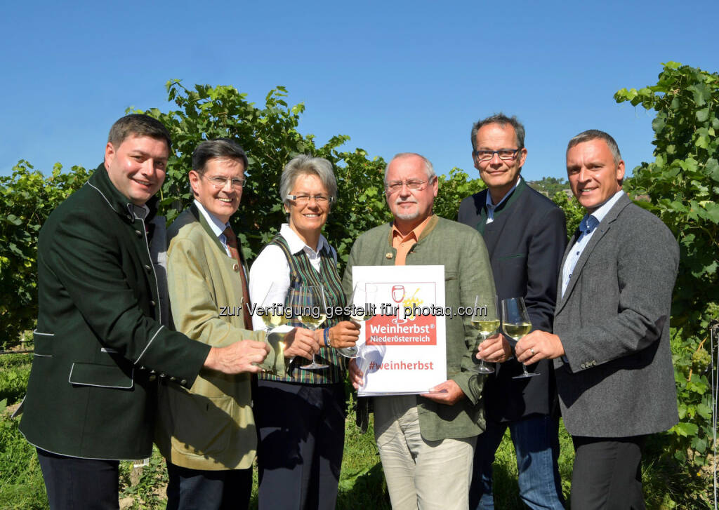 Mario Gruber (GF Wienerwald Tourismus), Christoph Madl (GF NÖ-Werbung), Petra Bohuslav (Tourismuslandesrätin), Franz Backknecht (Weinbauverbandspräsident NÖ), Hannes Weitschacher (GF Weinviertel Tourismus), Peter Sigmund (Prok. Donau NÖ Tourismus) : Der Weinherbst Niederösterreich 2016 ist offiziell gestartet : Fotocredit: NLK Johann Pfeiffer, © Aussender (02.09.2016) 