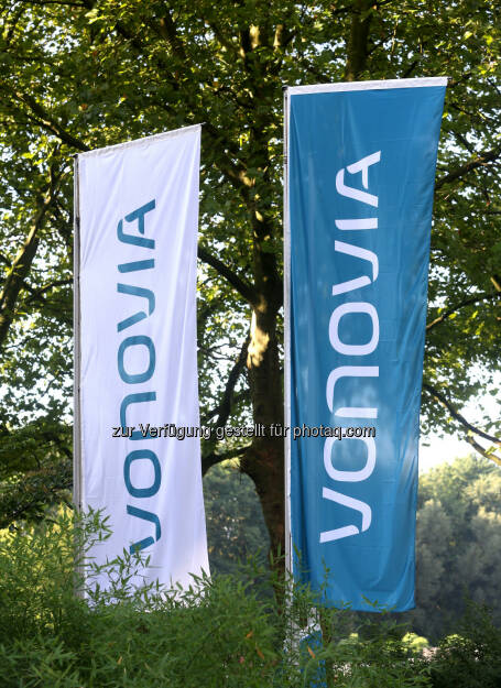 Flaggen vorm Hauptgebäude von Vonovia in Düsseldorf (Nordrhein-Westfalen). (Foto:  Roland Weihrauch/dpa - https://www.vonovia.de/Ueber-Vonovia/Presse/Mediathek ), © Aussender (05.09.2016) 