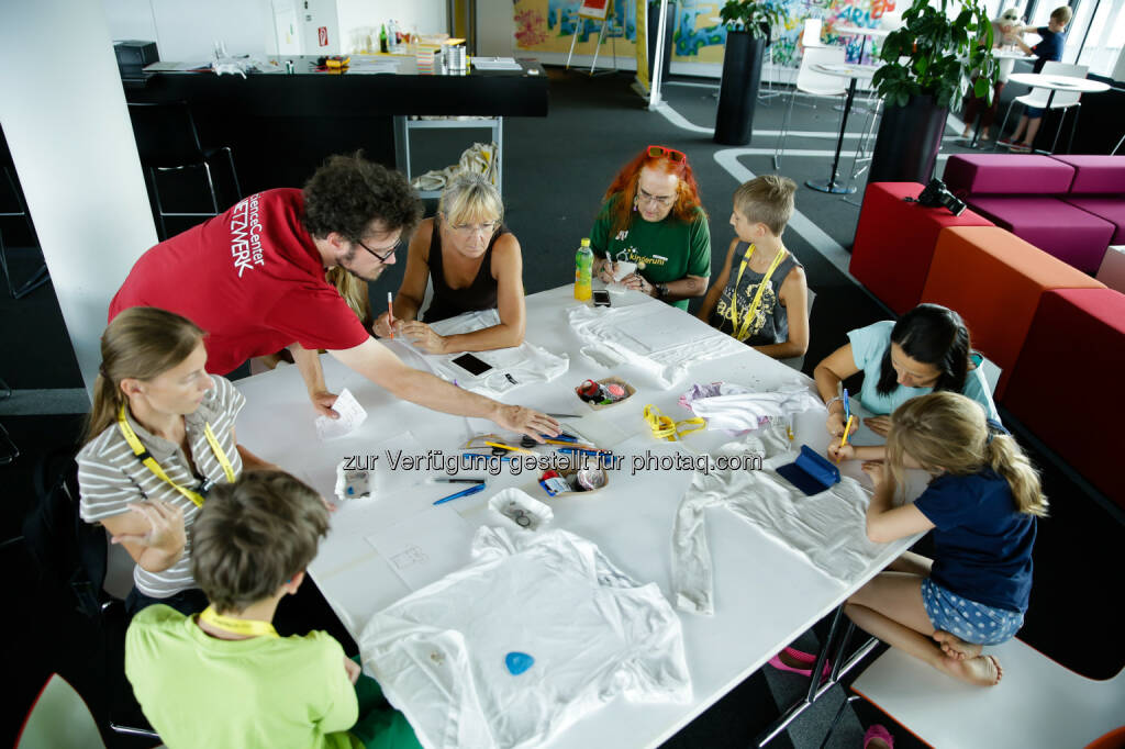 Technik-Workshops : Verein ScienceCenter-Netzwerk und Kapsch-Lehrlinge unterstützten bei der Umsetzung : Aus Textilien und Strom entstehen Kunstwerke : Fotocredit: Kapsch AG/Roland Rudolph, © Aussendung (05.09.2016) 