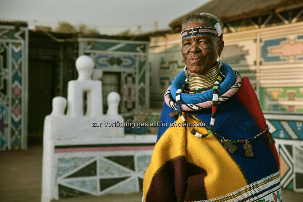 Esther Mahlangu (Künstlerin), Middelburg, Provinz Mpumalanga, Südafrika : Südafrikanische Künstlerin gestaltet Interieur der Luxuslimousine BMW Individual 7er : Fotocredit: ©BMW Group, © Aussendung (05.09.2016) 