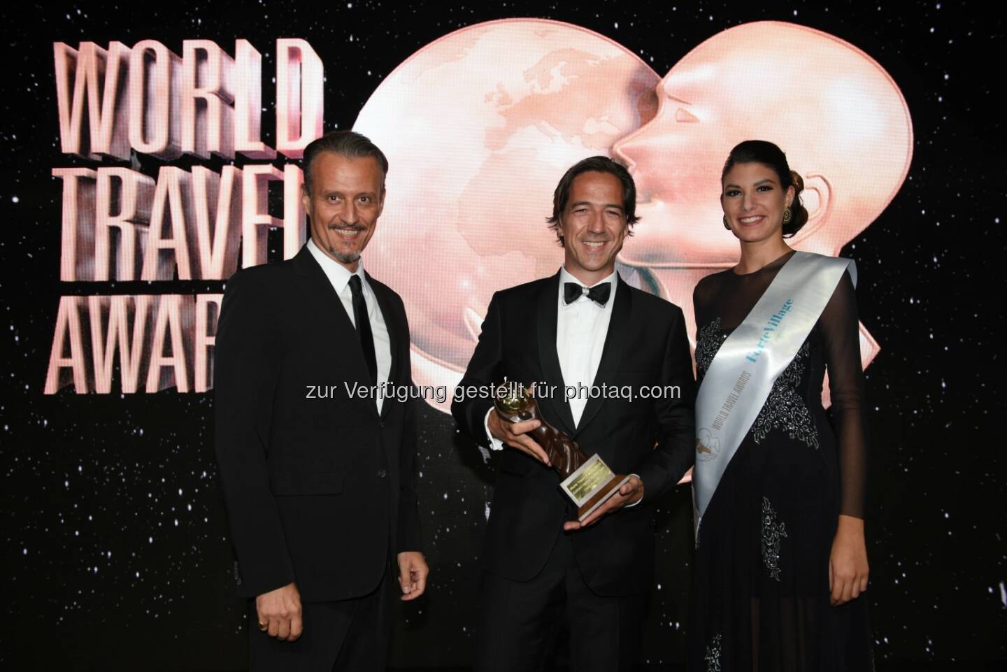 Simeone Latini (Gastgeber World Travel Awards), Axel Pfefferkorn (Direktor Aurelio) :  Hotel & Chalet Aurelio Lech als „Austria's Leading Boutique Hotel 2016“ ausgezeichnet : Fotocredit: World Travel Awards