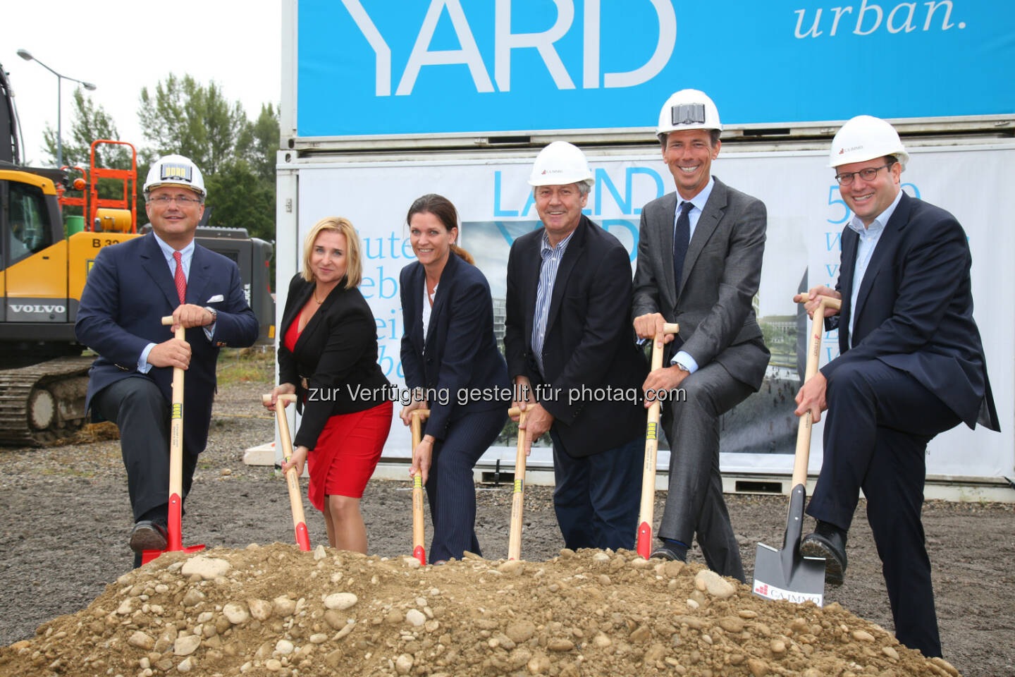 Karl-Heinz Strauss (Vorstandsvorsitzender Porr), Marion Weinberger-Fritz (GF der Raiffeisen Vorsorge Wohnung GmbH/RVW), Elisabeth Binder (GF Raiffeisen Vorsorge Wohnung GmbH/RVW), Erich Hohenberger (Bezirksvorsteher Wien Landstraße), Daniel Jelitzka (JP Immobilien), Florian Nowotny (Vorstandsmitglied CA Immo) : Laendyard: Spatenstich für weitere 270 Wohnungen am Donaukanal : Fotocredit: CA Immobilien Anlagen AG/APA-Fotoservice/Schedl