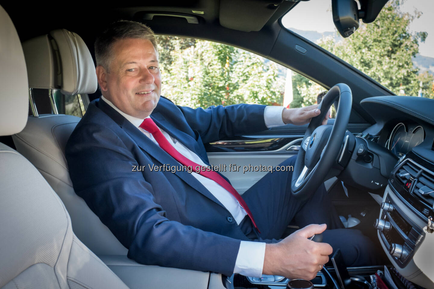 Andrä Rupprechter (Bundesminister für Land- und Forstwirtschaft, Umwelt und Wasserwirtschaft) setzt auf innovative Mobilität – mit einem BMW 740Le xDrive iPerformance : Fotocredit: ©BMW Group