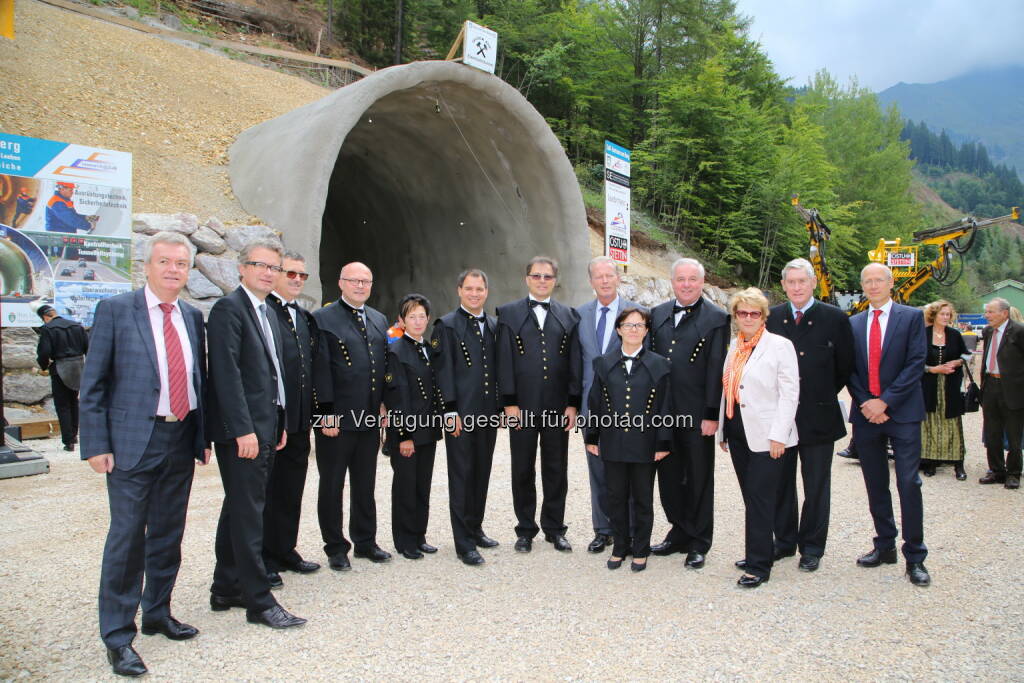 Anton Lang (Landesrat), Christopher Drexler (Landesrat), Josef Pappenreiter (VA Erzberg-Vorstand), Robert Galler (ZaB-Leiter), Christine Holzweber (Bgm Eisenerz), Michael Schickhofer (LH-STv. Stmk.), Wilfried Eichlseder (Montanuni-Rektor), Reinhold Mitterlehner (Wissenschafts- und Wirtschaftsminister Vizekanzler), Martha Mühlburger (Montanuni-Vizerektorin), Hermann Schützenhöfer (LH Stmk.), Waltraud Klasnic (Montanuni-Uniratsvorsitzende), Hannes Androsch (Uniratsvorsitzender a.D.), Herbert Kasser (bmvit-Generalsekretär) : Baubeginn für das „Zentrum am Berg“ : Fotocredit: Montanuniversität Leoben, © Aussender (08.09.2016) 