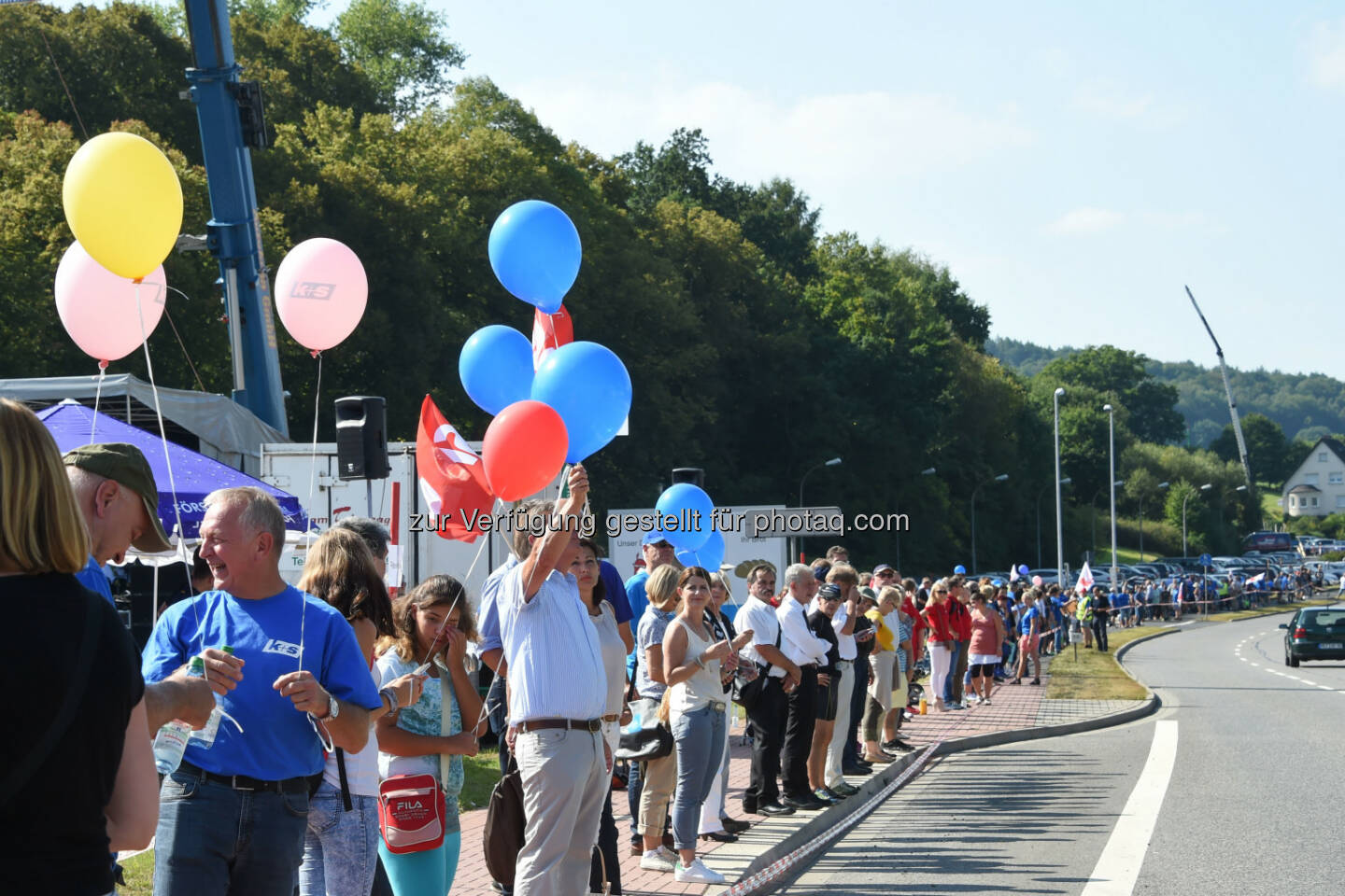 Menschenkette im Werratal : Mehr als 12.000 Menschen haben am Donnerstag, 8. September 2016, ein Zeichen für den Kalibergbau im Werratal gesetzt : eine 13 Kilometer lange Menschenkette von Unterbreizbach über Philippsthal nach Heringen, den drei K+S Produktionsstandorten des Verbundwerks Werra in Hessen und Thüringen : Fotocredit: K+S KALI GmbH