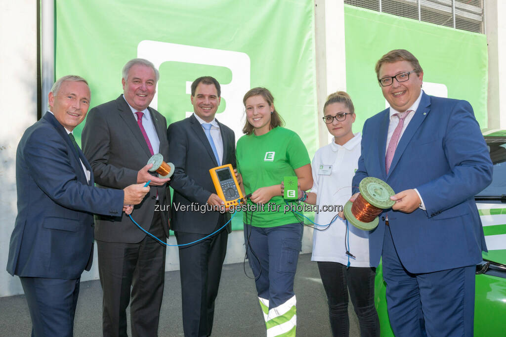 Christian Purrer (Vorstandssprecher), Hermann Schützenhöfer (LH Stmk.), Michael Schickhofer (LH-Stv. Stmk.), 2 Lehrlinge der Energie Steiermark, Martin Graf (Vorstandsdirektor) : Seit 1956 hat Energie Steiermark 1000 Lehrlinge ausgebildet : Fotocredit: Energie Steiermark/Aldrian, © Aussendung (09.09.2016) 