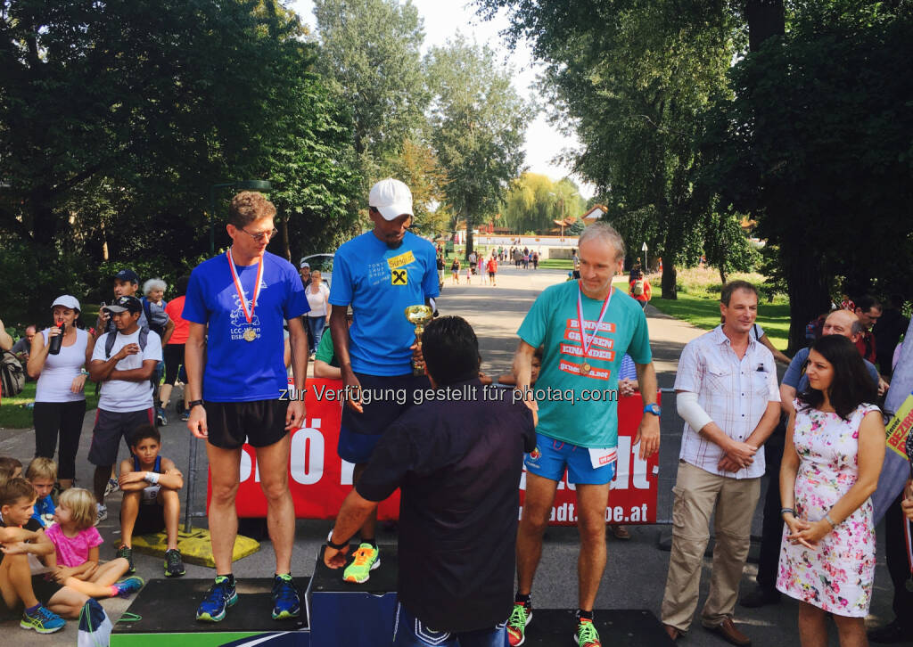 3.AK M45 im Donaupark hinter Alfred Sungi, rechts im Bild Muna Duzdar (11.09.2016) 