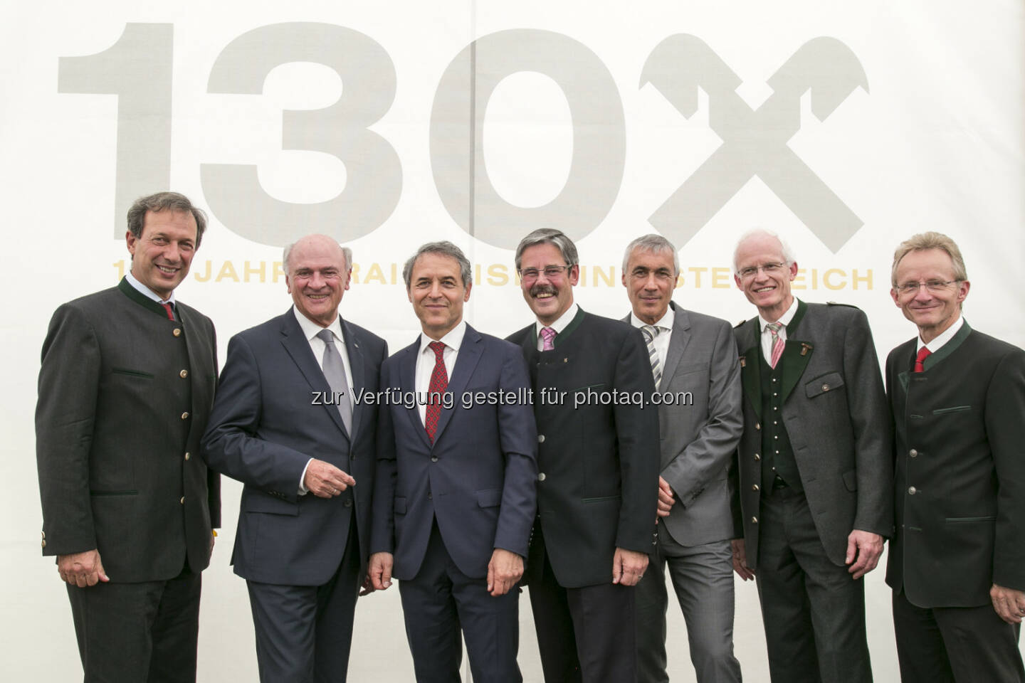 Anton Bodenstein (Raiffeisenbank Krems-Obmann), Erwin Pröll (LH NÖ), Marcel Koller (ÖFB-Teamchef), Erwin Hameseder (Obmann Raiffeisen-Holding NÖ-Wien), Rudolf Denk (Leiter der Raiffeisen-Bankstelle Mühldorf), Reinhard Springinsfeld und Herbert Buchinger (Raiffeisenbank Krems-Geschäftsleiter) : Raiffeisen feierte 130. Geburtstag : Fotocredit: Raiffeisen NÖ-Wien/Reither