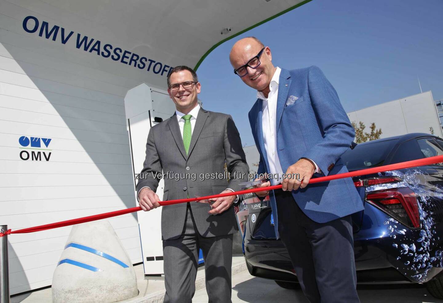 W. Gepp (Leiter des OMV Tankstellengeschäftes Österreich), R. Seeber (Mitglied des Bundesrates): Eröffnung der OMV Wasserstofftankstelle in Asten 13.Sept.2016 (C) Martin Eder